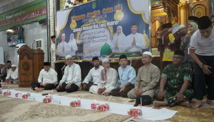 Bupati Inhil Herman Lepas 307 JCH Kloter 7 di Masjid Agung Al-Huda Tembilahan, Suasana Haru Iringi Keberangkatan