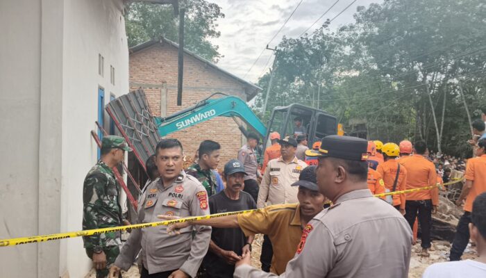 Waka Polres Bungo Bersama Tim Personel Polres Bungo Dan BPBD Gerak Cepat Bantu Evakuasi, Turun Ke Lokasi Bencana Tanah Longsor Di Desa Empelu