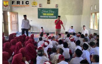 Police Goes To School Polsek Berbak Berikan Penyuluhan Bahaya Bulliying dan Kekerasan Kepada Siswa MIS Nurul Iman 