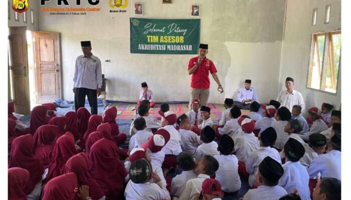Police Goes To School Polsek Berbak Berikan Penyuluhan Bahaya Bulliying dan Kekerasan Kepada Siswa MIS Nurul Iman 