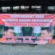 Desak Suparman Diperiksa Hakim, Masyarakat Riau bentangkan Spanduk didepan PN Pekanbaru