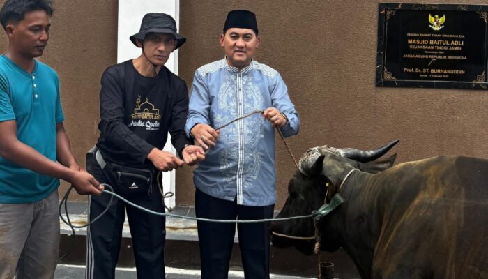 Kepedulian Antar Sesama, Kejati Jambi Berbagi Daging Kurban Sapi Ke Ponpes Dan Masyarakat