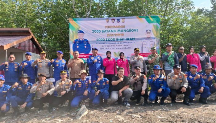 Jelang HUT Bhayangkara ke-80, Ditpolairud Polda Jambi dan Polres Tanjab Barat Tanam 2.000 Mangrove serta Tebar 2.000 Bibit Ikan