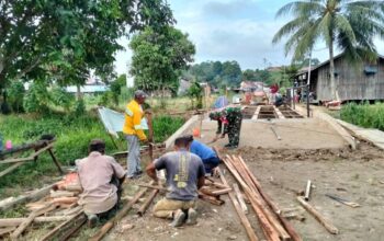 Babinsa Loa Bahu Serka Pujo Santoso Gencarkan Pembangunan Jembatan Beton di Loa Bahu