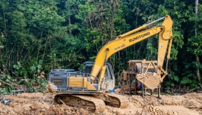 Alat Berat Sumitomo dan 3 lainnya Diduga Milik Ican, Menggila Rusak Hutan Lindung Bukit Betabuh