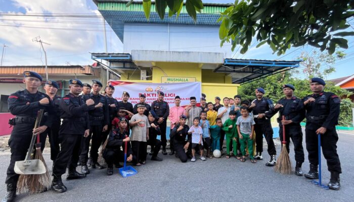Bakti Religi Sambut HUT Bhayangkara ke-80, Personel Brimob Polda Riau Bersihkan Musholla Al-Fitrah