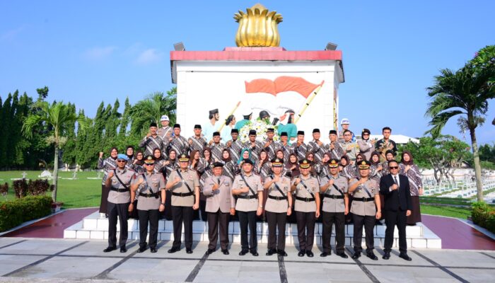 Polda Jambi Gelar Ziarah Rombongan di TMP Satria Bhakti, Kenang Jasa Para Pahlawan pada Hari Bhayangkara Ke-80