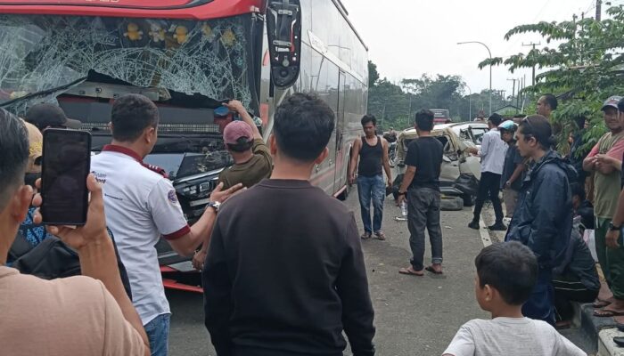 Telah Terjadi Kecelakaan Bus Tabrak Dua Mobil Parkir di Depan Kantor Bupati Tebo, Diduga Akibat Ban Pecah