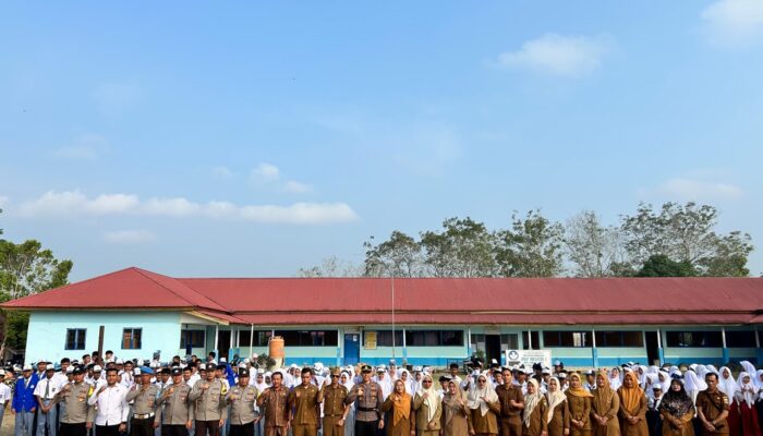 POLRES BUNGO KERAHKAN PERSONEL JADI PEMBINA UPACARA, PELAJAR DIBENTENGI DARI NARKOBA DAN GENG MOTOR
