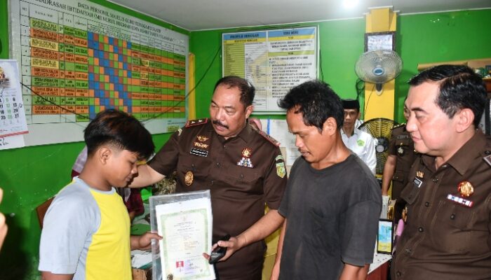 Kajati Jambi Bantu Dua Siswa Kurang Mampu, Lunasi Tunggakan Sekolah dan Pastikan Hak Pendidikan Terpenuhi