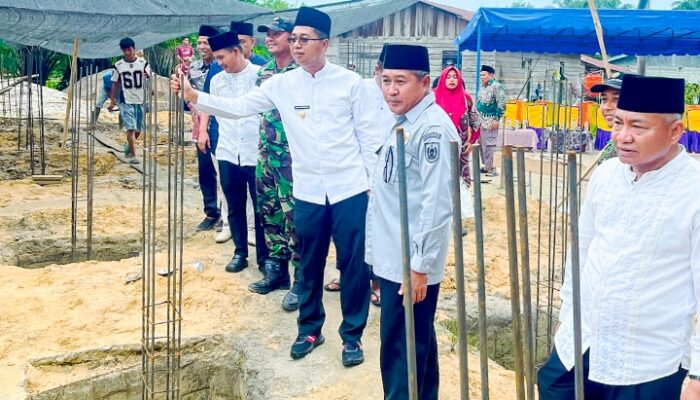 Wakil Bupati Jhony Charles Lakukan Peletakan Batu Pertama Masjid Al-Ikhlas, Sumbangkan 100 Sak Semen Wasiat Almarhum Samsul Afandi