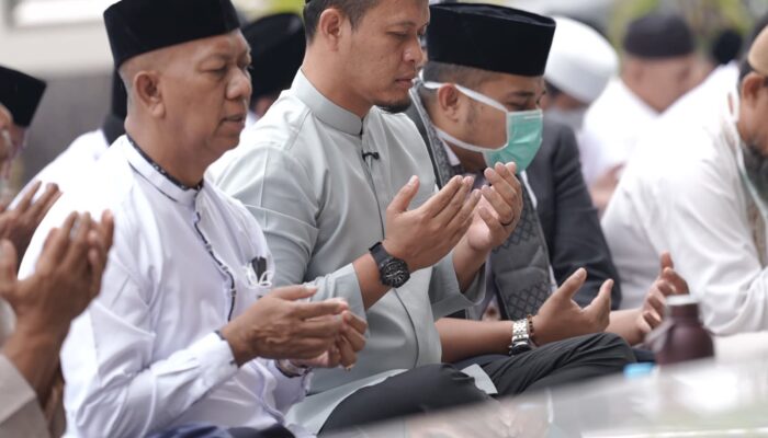 Pekanbaru Bersujud, Wako Agung dan Ratusan Warga Mohon Hujan di Tengah Kepungan Asap