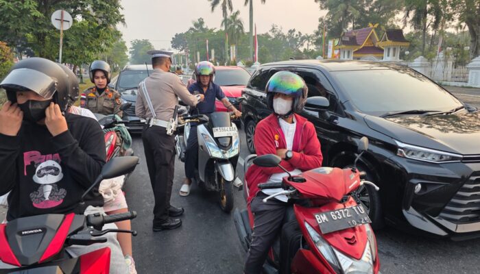 Asap Pekat Kepung Pekanbaru! Ditlantas Polda Riau Turun ke Jalan, Ribuan Masker Dibagikan
