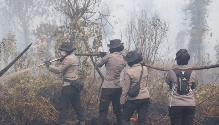 Tak Gentar Hadapi Asap, Polwan Brimob Polda Riau Turun ke Garis Depan Padamkan Karhutla di Kampar