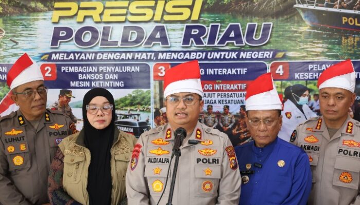 EKSPEDISI MERAH PUTIH PRESISI POLDA RIAU TANAM 810 MANGROVE DAN SALURKAN BERBAGAI BANTUAN UNTUK MASYARAKAT PESISIR SINABOI