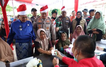 MALARIA MENGANCAM PESISIR SINABOI, EKSPEDISI MERAH PUTIH PRESISI POLDA RIAU HADIR DENGAN PELAYANAN KESEHATAN GRATIS
