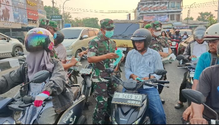 Danrem 042/Gapu Bagikan Masker kepada Masyarakat, Imbau Warga Jaga Kesehatan