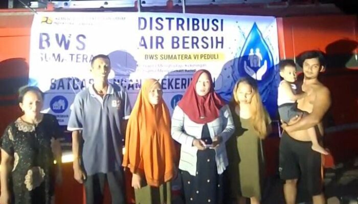 KOREM 042/GAPU DAN BWS SUMATERA VI GERAK CEPAT DISTRIBUSIKAN AIR BERSIH UNTUK WARGA TERDAMPAK KEKERINGAN