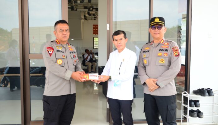 Di Tengah Kabut Asap Karhutla, Brimob Polda Jambi Beri Motivasi serta Perhatian Kesehatan Pelajar Sekolah Rakyat