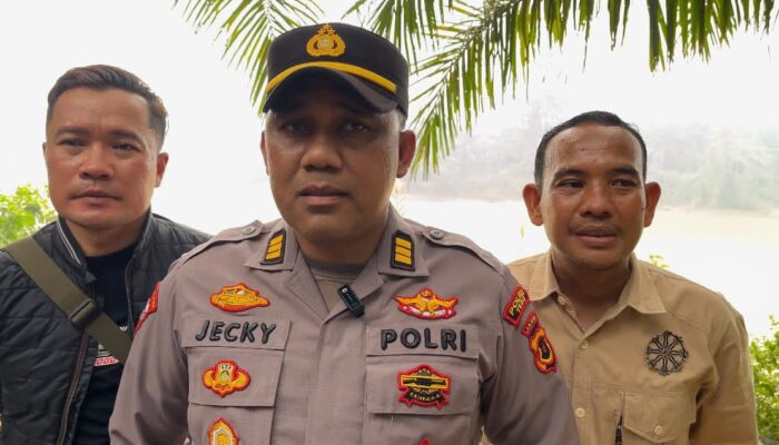 TERTIBKAN PETI DI PERBATASAN PUNTIKALO-TELUK LANGKAP PETUGAS DILEMPARI BATU DAN KAYU SAAT TERTIBKAN PETI, POLISI BERIKAN TEMBAK PERINGATAN