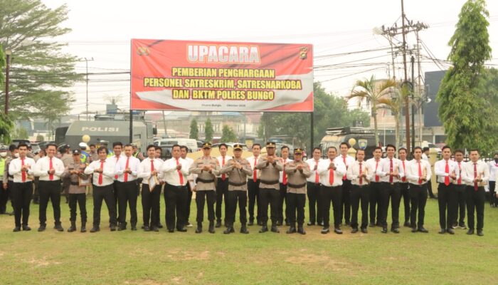 KAPOLRES BUNGO BERIKAN PENGHARGAAN KE TIM SATRESNARKOBA DALAM PENGUNGKAPAN KASUS PEREDARAN NARKOBA DI WILKUM BUNGO