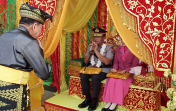 ​Lembaga Adat Melayu Riau (LAMR) Sambut Kapolda Riau yang Baru Melalui Prosesi Tepuk Tepung Tawar di Mapolda Riau