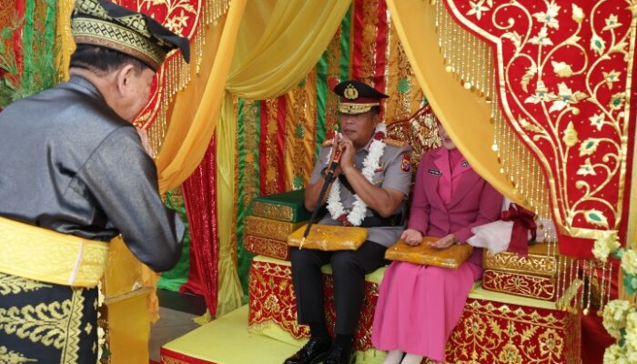 ​Lembaga Adat Melayu Riau (LAMR) Sambut Kapolda Riau yang Baru Melalui Prosesi Tepuk Tepung Tawar di Mapolda Riau