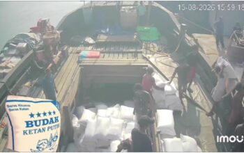 DUA KAPAL KAYU BERSANDAR DI REM­PANG CATE, DISTRIBUSI BERAS DAN KETAN DISOROT! BEA CUKAI BATAM DIMINTA TURUN TANGAN
