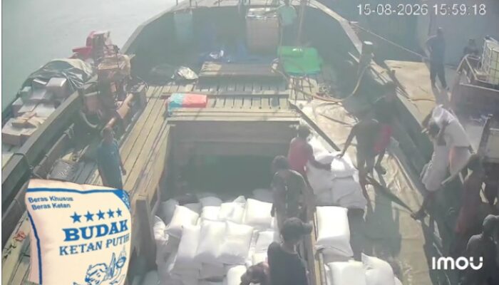 DUA KAPAL KAYU BERSANDAR DI REM­PANG CATE, DISTRIBUSI BERAS DAN KETAN DISOROT! BEA CUKAI BATAM DIMINTA TURUN TANGAN